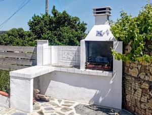 un horno blanco al aire libre con chimenea en Sunset Vista Apartment B en Mação