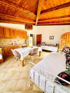 - une cuisine et une salle à manger avec une table et des chaises dans l'établissement Deep Blue Villas, à Vasilikos