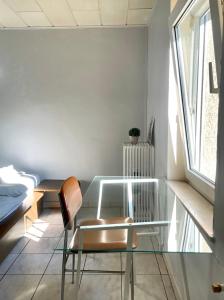 une chambre avec une table en verre et une chaise dans l'établissement Private Room in Esch-sur-Alzette, à Esch-sur-Alzette