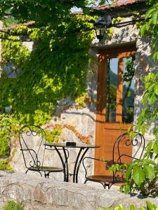 uma mesa e duas cadeiras em frente a uma porta em Hotel Opera Jaz em Budva