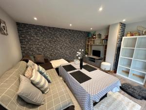 una sala de estar con un sofá y una mesa en Les Saisies - La petite Vardache - studio alcôve 27 m2 - 1 lit 140 - parking - local vélo, en Hauteluce