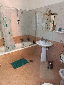 Foto dalla galleria di CASA DI MAMMA - appartamento intero con terrazza al secondo piano a Torre Annunziata