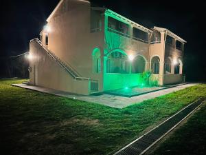 Budova, kde se aparthotel nachází