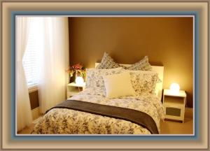 sypialnia z łóżkiem z poduszkami i oknem w obiekcie Langley 半地下室独立出入温馨卧房-桐花草堂 w mieście Langley