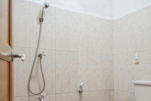 una doccia con soffione in un bagno di Wisma Rumka a Giacarta