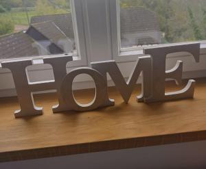 Un cartel con la palabra amor en una ventana. en Etzauer Mühle im Taunus, en Weilrod