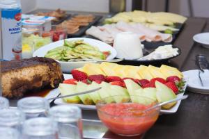 una mesa cubierta con platos de comida con fruta en Hotel Marfil en San Antonio