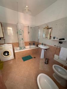 Foto dalla galleria di CASA DI MAMMA - appartamento intero con terrazza al secondo piano a Torre Annunziata