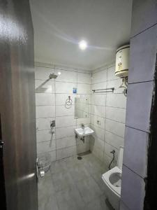 ニューデリーにあるHotel Classic Suitesのバスルーム(トイレ、洗面台付)