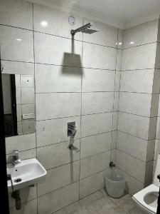 新德里的住宿－Hotel Classic Suites，一间带水槽和卫生间的浴室
