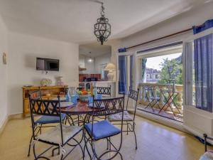 Una cocina y un comedor con mesa y sillas. en Apartment Lou Jas by Interhome, en Saint-Cyr-sur-Mer 18 fotos más