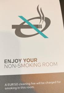 a sign that says enjoy your non smoking room at ROSSENA HOME tranquillo appartamento, con giardino, vicino al centro ed all'Ospedale Santa Maria Nuova SMN in Reggio Emilia