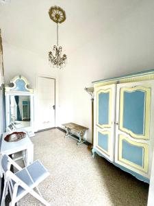 a room with a dresser and a chandelier at Stile Libero Guest House in Turin