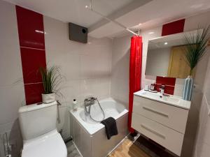 Un baño con un inodoro blanco y un lavabo. en Les Saisies - La petite Vardache - studio alcôve 27 m2 - 1 lit 140 - parking - local vélo, en Hauteluce 9 fotos más