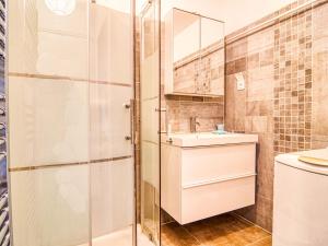 シス・フール・レ・プラージュにあるApartment Le clos pecheur by Interhomeのシャワー、洗面台、トイレ付きのバスルーム