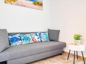 シス・フール・レ・プラージュにあるApartment Le clos pecheur by Interhomeのリビングルーム(テーブル付)のグレーのソファ