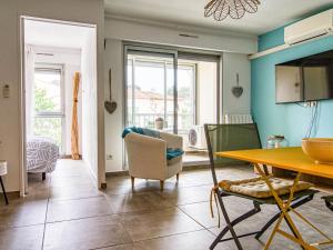 シス・フール・レ・プラージュにあるApartment Le clos pecheur by Interhomeのリビングルーム(テーブル、椅子付) +12枚の写真