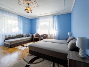 バラトンセメッシュにあるApartment Casablanca 1 by Interhomeの青い壁のベッドルーム1室、ベッド1台、ソファが備わります。
