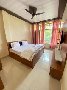 Ένα ή περισσότερα κρεβάτια σε δωμάτιο στο Geetanjali homestay