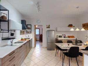 Η κουζίνα ή μικρή κουζίνα στο Villa Marina by Interhome