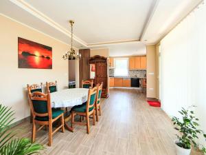 een eetkamer en een keuken met een tafel en stoelen bij Apartment Beige by Interhome in Balatonszemes