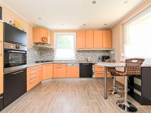 バラトンセメッシュにあるApartment Beige by Interhomeのキッチン(オレンジ色のキャビネット、テーブル付)