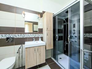 een badkamer met een wastafel en een douche bij Apartment Beige by Interhome in Balatonszemes