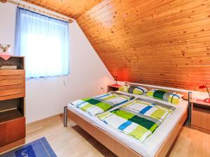 バラトンフェニヴェシュにあるHoliday Home Margaret by Interhomeの木製の天井の客室のベッド1台分です。