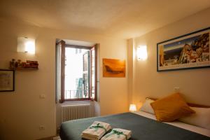 Schlafzimmer mit einem Bett und einem Fenster in der Unterkunft Ventu de Ma in Vernazza