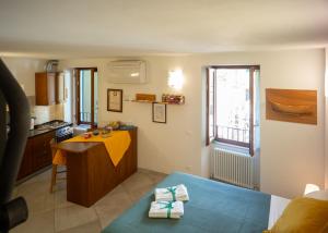 eine Küche mit einem Bett und einem Waschbecken in einem Zimmer in der Unterkunft Ventu de Ma in Vernazza