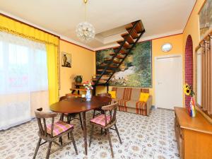 バラトンケレストゥールにあるHoliday Home Pomme by Interhomeの黄色の壁のダイニングルーム(木製のテーブルと椅子付)