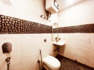 bagno con servizi igienici e lavandino di Hotel Lagoona and Banquet Hall a Nuova Delhi