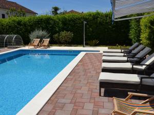 The swimming pool at or close to Apartment Mare-5 by Interhome