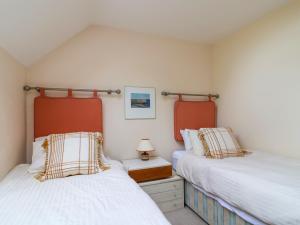 two twin beds in a room with at 50 Fernhill Heights in Bridport