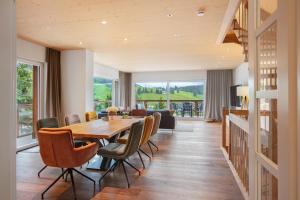 a dining room with a table and chairs at Chalet Foret - Ferienhaus in Todtnauberg