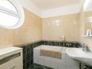 バラトンレッレにあるApartment Summer by Interhomeの浴槽と洗面台のあるバスルーム