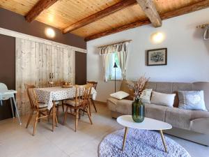 un soggiorno con un divano e un tavolo di Holiday Home Ana by Interhome a Rovinjsko Selo