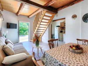 una cucina e un soggiorno con un tavolo e un divano di Holiday Home Ana by Interhome a Rovinjsko Selo