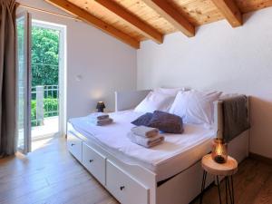 una camera da letto con un letto con lenzuola bianche e una finestra di Holiday Home Ana by Interhome a Rovinjsko Selo
