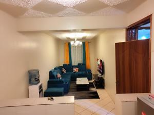 KikuyuRomantic 1Bedroom Gateway in Kinoo的带沙发和电视的客厅