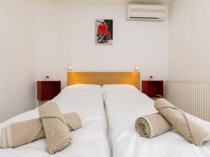 バラトンレッレにあるApartment Chris by Interhomeの大きな白いベッドと2つの枕 +27枚の写真
