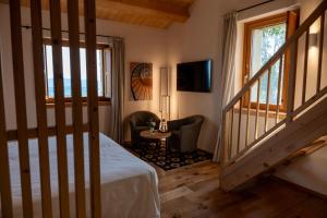 um quarto com uma cama e uma mesa com uma cadeira em Aura Relais em Urbino