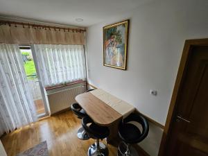 una piccola stanza con un tavolo di legno e alcune sedie di Apartma Cipresa a Rogatec
