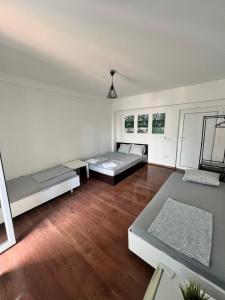 sala de estar con 2 camas y suelo de madera en Blue Maris en Sutomore