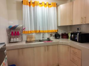Romantic 1Bedroom Gateway in Kinoo的厨房或小厨房
