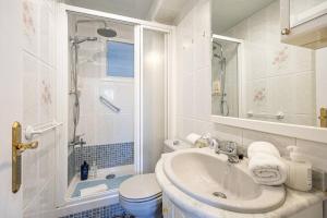 y baño con lavabo, aseo y ducha. en 2 Bdr Apt In Cornella 5 Mins Form The Metro, en Cornellà de Llobregat