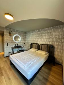 a bedroom with a large bed in a room at Ratshotel - City Aparthotel Aalen in Aalen