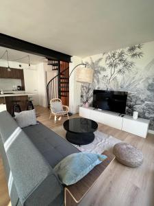 a living room with a couch and a table at Elégante maison de ville rénovée in Toulouse