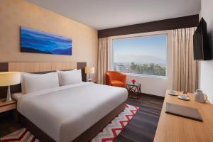 Postel nebo postele na pokoji v ubytování Vivanta Chitwan Bharatpur