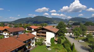 - une vue aérienne sur une ville avec des maisons et des montagnes dans l'établissement Ferienwohnungen Trinkl, à Bad Wiessee